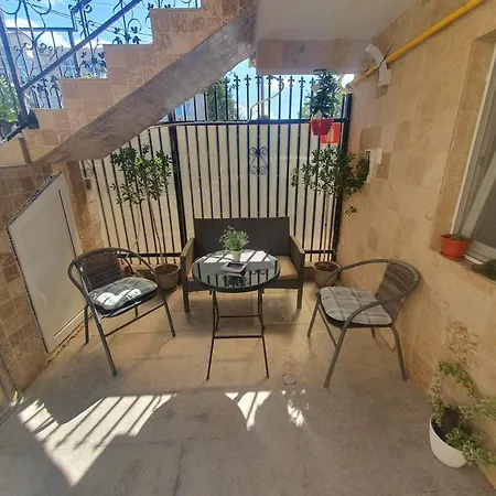 Theo Проживание в семье